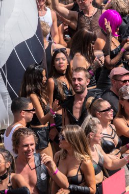 Hollanda 6-8-2022 tarihli Amsterdam 'daki Gaypride Kanal Geçit Töreni' ndeki Disko Dolly Teknesinde İnsanlar