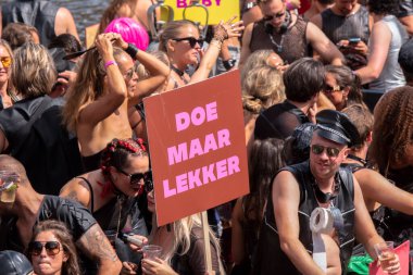 Hollanda 6-8-2022 tarihli Amsterdam 'daki Gaypride Kanal Geçit Töreni' ndeki Disko Dolly Teknesinde İnsanlar
