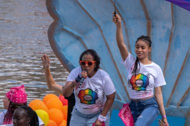 HVO-Querido Teknesindeki İnsanlar Amsterdam 'da Teknelerle Eşcinsel Kanal Yürüyüşü 6-8-2022