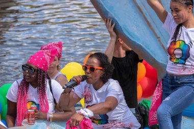 HVO-Querido Teknesindeki İnsanlar Amsterdam 'da Teknelerle Eşcinsel Kanal Yürüyüşü 6-8-2022