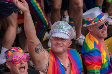 Kasteelboot CIRQUE DU İbne Teknesi Amsterdam 'daki Gaypride Kanal Geçidi' nde 6-8-2022