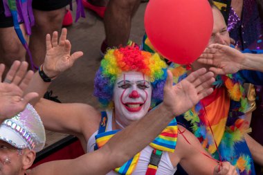 Kasteelboot CIRQUE DU İbne Teknesi Amsterdam 'daki Gaypride Kanal Geçidi' nde 6-8-2022