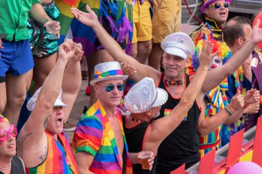 Kasteelboot CIRQUE DU İbne Teknesi Amsterdam 'daki Gaypride Kanal Geçidi' nde 6-8-2022