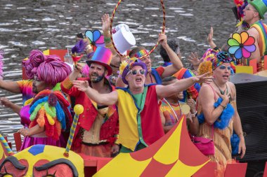 Kasteelboot CIRQUE DU İbne Teknesi Amsterdam 'daki Gaypride Kanal Geçidi' nde 6-8-2022