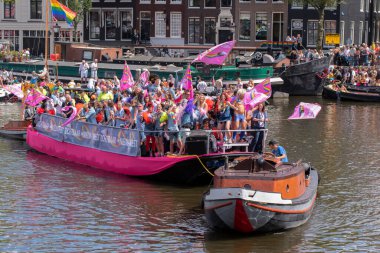 Pembe Nieuw-Batı Teknesi Amsterdam 'daki Gaypride Kanal Geçidi' nde Hollanda 6-8-2022