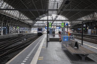 Amsterdam 'daki Merkez Tren İstasyonu' nda Orta Platform Hollanda 14-3-2022