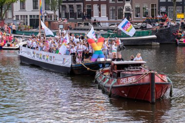 Gurur Üniversitesi (Hoger Onderwijs Boot) Hollanda 6-8-2022 Amsterdam 'daki Gaypride Kanal Yürüyüşünde Tekne