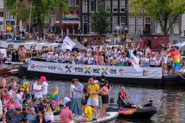 Gurur Üniversitesi (Hoger Onderwijs Boot) Hollanda 6-8-2022 Amsterdam 'daki Gaypride Kanal Yürüyüşünde Tekne
