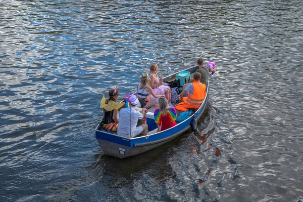 Pessoas Desfrutando Barco Desfile Canal Gaypride Com Barcos Amsterdã Holanda — Fotografia de Stock