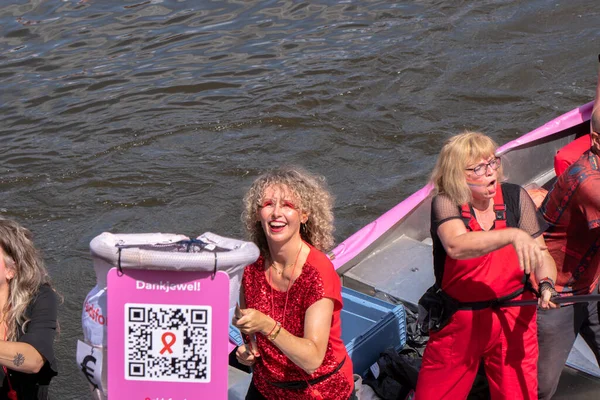 Люди Лодке Айсберг Гайдаровском Канале Лодками Амстердаме Нидерланды 2022 — стоковое фото