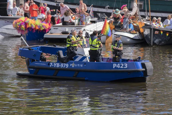 Hollanda Amsterdam Teknelerle Eşcinsel Kanal Geçidi Nde Polis Teknesi 2022 — Stok fotoğraf
