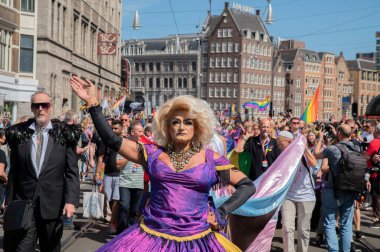 Amsterdam 'da Gurur Yürüyüşü ve Gösteri Hollanda 30-7-2022