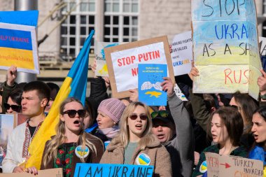 Ukrayna 'daki savaşı protesto eden protestocular Amsterdam' da 27-2-2022