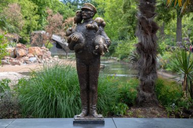 Amsterdam 'daki Artis Hayvanat Bahçesinde De Oppasser Heykeli 21-6-2022