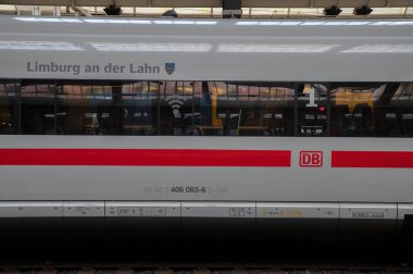 Hollanda 14-3-2022 'de Amsterdam' daki merkez tren istasyonunda ICE Train.