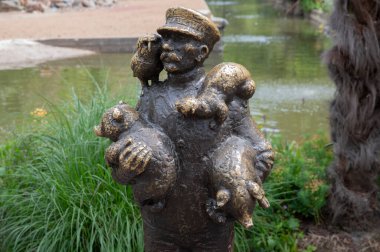 Amsterdam 'daki Artis Hayvanat Bahçesinde De Oppasser Heykeli 21-6-2022