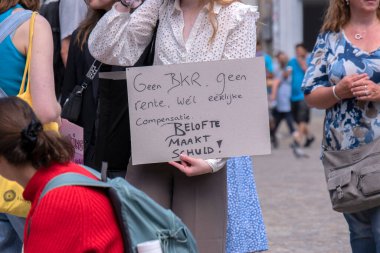 Amsterdam 'daki öğrenci gösterisinde elinde ilan panosu tutan genç bir kadın. Hollanda 11-6-2022.