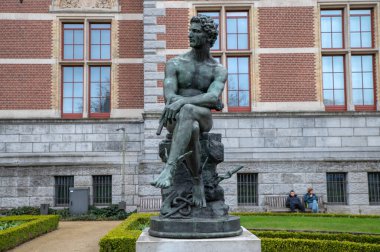 Merkür Heykeli Amsterdam 'daki Rijksmuseum Müzesinin Ücretsiz Bahçesinde 6-4-2022