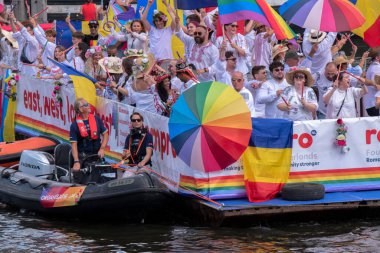 İlmek ROMPRO (Romenler İçin Romenler) Hollanda 6-8-2022 Amsterdam 'daki Gaypride Kanal Geçidi' nde Tekne Teknesi