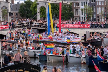 İlmek ROMPRO (Romenler İçin Romenler) Hollanda 6-8-2022 Amsterdam 'daki Gaypride Kanal Geçidi' nde Tekne Teknesi