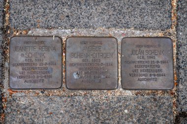 Amsterdam 'daki Aile Schenk' inden Stolperstein Anıt Taşı 11-7-2022