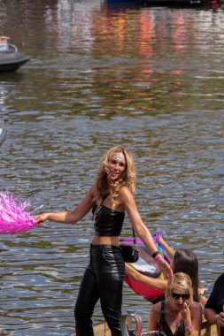 Amsterdam 'da Tekneli Gaypride Kanal Geçidi' ndeki Disco Dolly Teknesi 6-8-2022