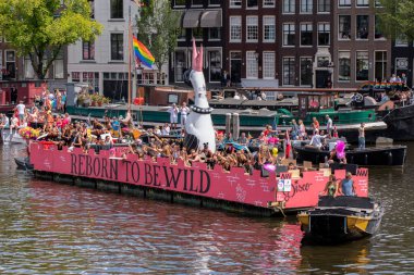 Amsterdam 'da Tekneli Gaypride Kanal Geçidi' ndeki Disco Dolly Teknesi 6-8-2022