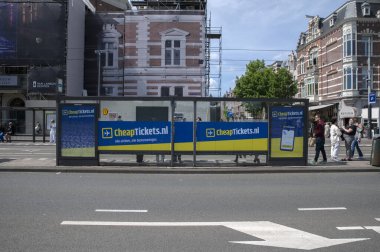 Amsterdam 'daki Konser Binası önündeki tramvay durağı 24-5-2022