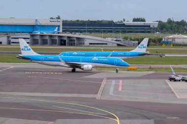 Schiphol Havaalanı 'nda iki KLM Havaalanı Cityhopper 25-5-2022