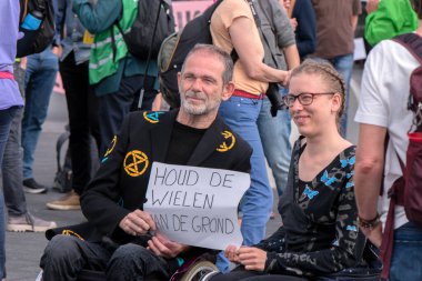 Schiphol Havaalanı 'ndaki İsyan Gösterisinde İki Tekerlekli Sandalyeli Protestocu Yok Edildi. Hollanda 14-5-2022