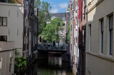 Amsterdam 'daki Krijtbergbrug Köprüsünden Görünüm: Hollanda 9-6-2022