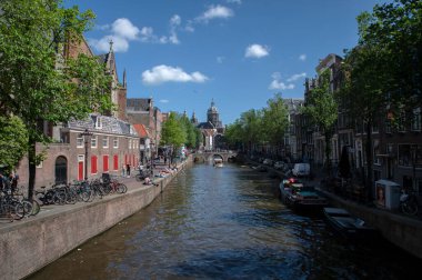 Amsterdam 'daki Oudekerksbrug Köprüsü' nden Görünüm Hollanda 11-6-2022