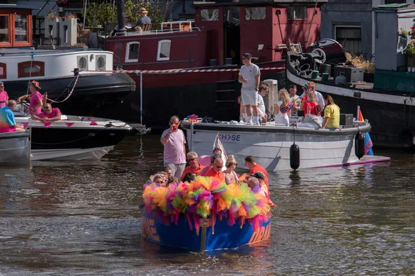 Hollanda 6-8-2022 Amsterdam 'da tekneli Gaypride Kanal Geçidi' nde tekne turu.