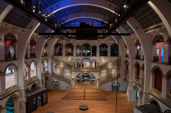 Προβολή Στην Κεντρική Αίθουσα Του Μουσείου Tropenmuseum Στο Άμστερνταμ Της — Φωτογραφία Αρχείου