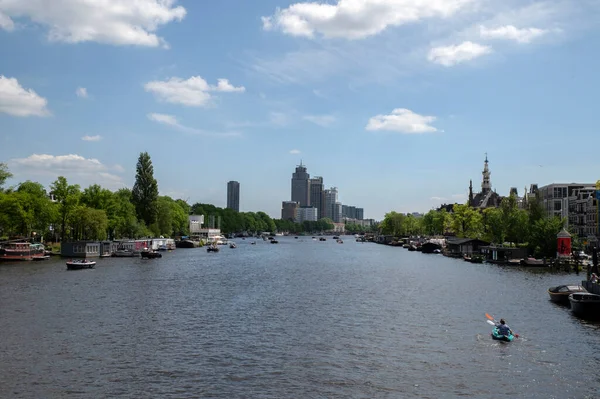 Uitzicht Vanaf Nieuwe Amstelbrug Aan Amstelrivier Amsterdam 2022 — Stockfoto