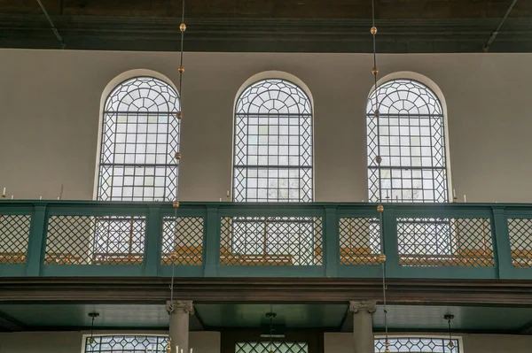 Παράθυρα Και Μπαλκόνι Μέσα Στην Πορτογαλική Συναγωγή Στο Άμστερνταμ Ολλανδία — Φωτογραφία Αρχείου