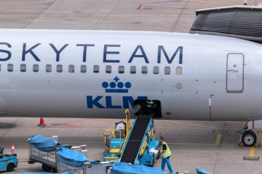 Schiphol Havaalanı 'nda çanta nakli. Hollanda 26-5-2022.