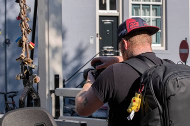 Hollanda, Amsterdam 'da Aşk Kilitlerinden Fotoğraf Çekiyor 23-6-2022