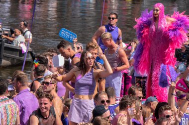 Amsterdam 'da Teknelerle Eşcinsel Kanalı Geçidi' ndeki Çift + Tekne Hollanda 6-8-2022