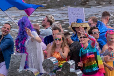 Amsterdam 'da Teknelerle Eşcinsel Kanalı Geçidi' ndeki Çift + Tekne Hollanda 6-8-2022