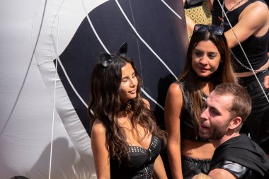 Amsterdam 'da Tekneli Gaypride Kanal Geçidi' ndeki Disco Dolly Teknesi 6-8-2022