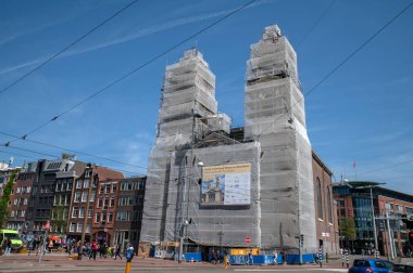 Mozes ve Aronkerk Kilisesi Amsterdam 'daki iskelelerde Hollanda 14-4-2022