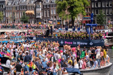 Amsterdam 'da Teknelerle Eşcinsel Kanal Yürüyüşü Polis Teknesi 6-8-2022