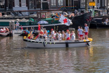 Hollanda 6-8-2022 Amsterdam 'da tekneli Gaypride Kanal Geçidi' nde tekne turu.