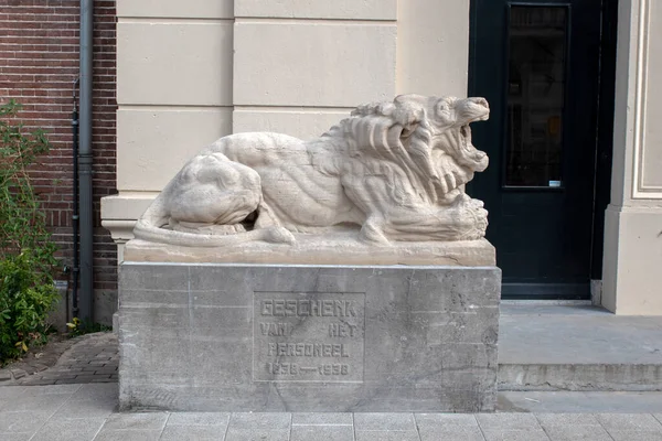 Estatua León Con Presa Zoológico Artis Ámsterdam Los Países Bajos — Foto de Stock