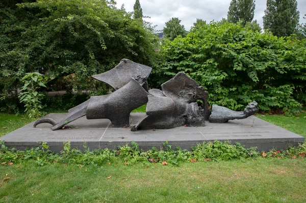アムステルダムの像記念碑Voor Het Kunstenarsverzet 1940 1945オランダ11 2022 — ストック写真