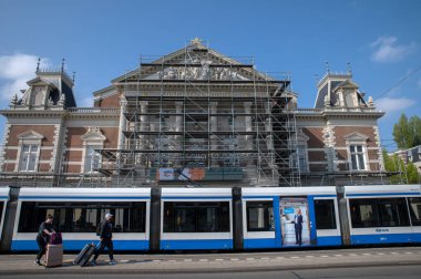 Amsterdam 'da Tramvayın Önündeki Turistler 23-4-2022