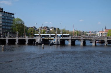 Amsterdam 'daki De Hogesluis Köprüsü' nden geçen tramvay Hollanda 21-4-2022