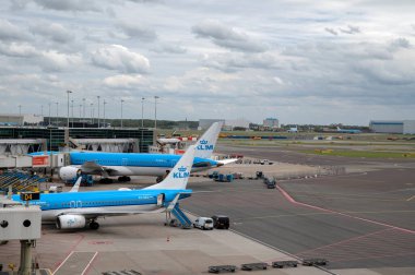 Schiphol Havaalanında iki KLM uçağı. Hollanda 26-5-2022.