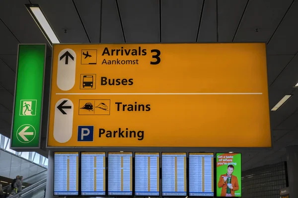 Dwa Znaki Kierunku Lotnisku Schiphol Holandia 2022 — Zdjęcie stockowe